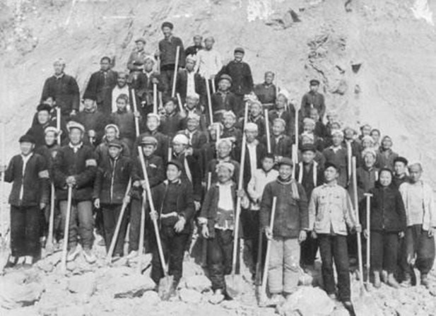 1960年2月，山西省平陆县61名修路工人食物中毒，情况危急，61条生命危在旦夕。中国医药公司北京采购供应站（沙龙
股份北京公司前身）动员一切力量客服种种困难讲药品火速送往医院，成果拯救了61条鲜活的生命。.jpg