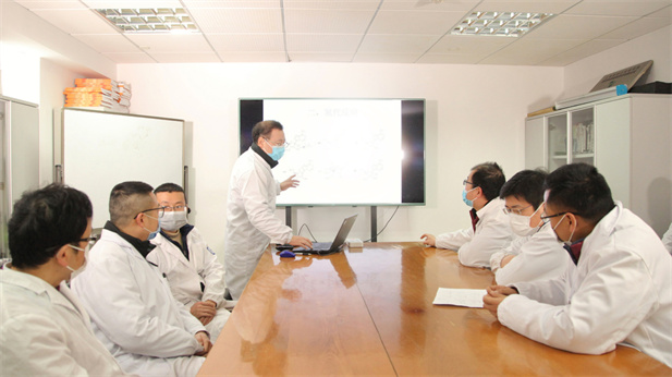 2020年，沙龙
医工总院同心抗疫，共克时艰，图为上海医药工业研究院科研人员开展抗新冠肺炎相关药品技术攻关。.jpg