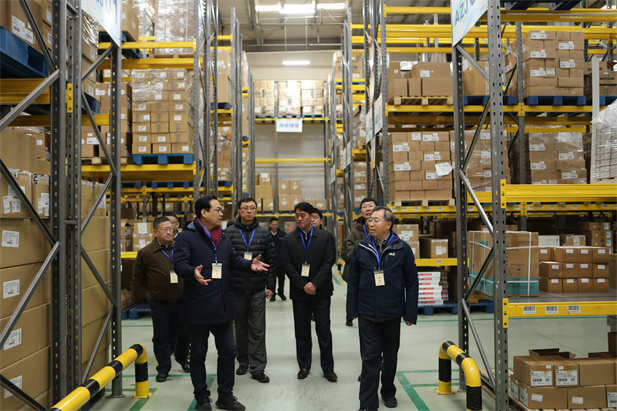 2020年1月24日上午，集团董事长、党委书记刘敬桢和副总经理胡建伟前往沙龙
控股所属的沙龙
器械北京物流中心，对疫情防控工作进行现场检查。.jpg