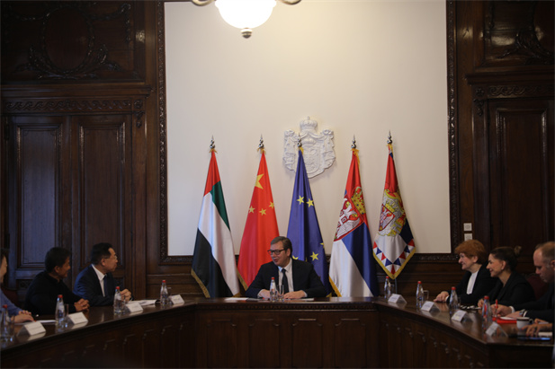 2022年12月，沙龙娱乐城
董事长刘敬桢率领集团生物医药合作代表团出访塞尔维亚。塞尔维亚总统武契奇在贝尔格莱德接见刘敬桢董事长一行，并表达了对沙龙娱乐城
帮助塞尔维亚抗疫的感谢，表示塞尔维亚希望能够通过与沙龙娱乐城
长期稳定的合作，切实提升塞尔维亚人民的健康福祉.jpg