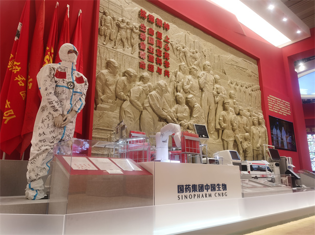 2022年9月，“奋进新时代”主题成就展在北京展览馆开幕，向观众们展示新时代党和国家事业取得的历史性成就、发生的历史性变革。沙龙娱乐城
多项科技创新成果和抗击疫情战果在中央综合展区多个单元惊艳亮相，受到社会各界和媒体的广泛关注.jpg