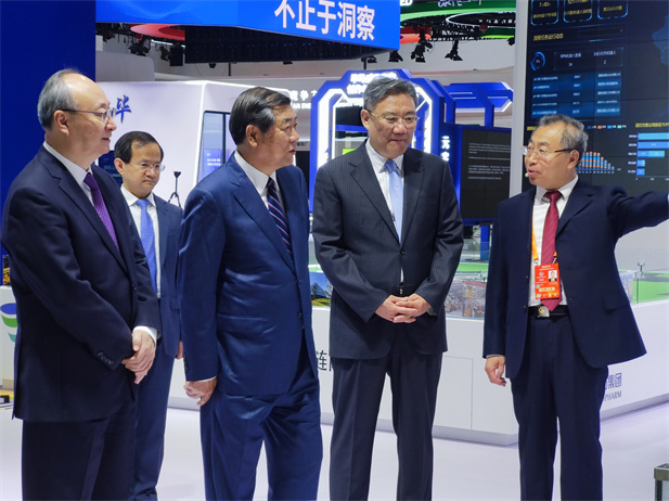 1694139348268067590.jpg 中共中央政治局委员、国务院副总理何立峰(左三),中共中央政治局委员、北京市委书记尹力(左一),中共中央委员、商务部部长王文涛(右二),中共中央委员、北京市市长殷勇(左二)等参观沙龙娱乐城
展台。沙龙娱乐城
董事长刘敬桢(右一)在沙龙娱乐城
展台介绍参展亮点及最新科研进展。.jpg