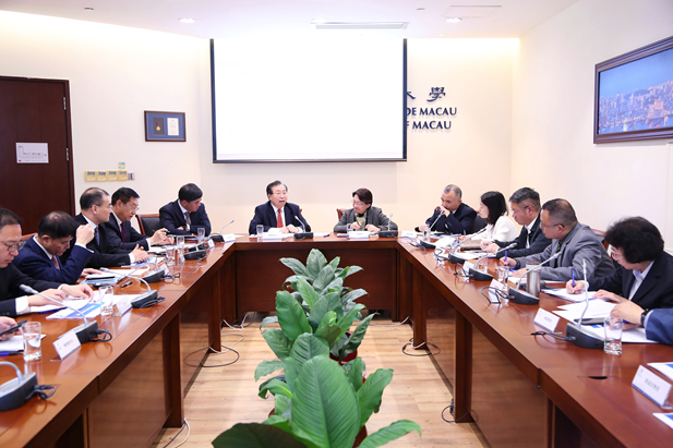 1709713788943083968.jpg 2024年2月26日,沙龙娱乐城
党委书记、董事长刘敬桢一行访问澳门大学,双方签署战略合作协议并就进一步深化合作进行会谈。澳门大学校长宋永华、副校长徐建,沙龙娱乐城
副总经理(主持经营工作)胡建伟,副总经理董增贺、晋斌等出席活动。4.jpg