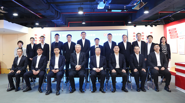 1709861407245019963.jpg 2024年2月27日,沙龙娱乐城
党委书记、董事长刘敬桢与南光集团党委书记、董事长傅建国举行会谈。沙龙娱乐城
与南光集团、中国海外集团签署了三方项目合作框架协议。沙龙娱乐城
副总经理(主持经营工作)胡建伟,副总经理董增贺、晋斌,南光集团副总经理宋晓冬,中国海外集团董事张海鹏等参加活动。1.jpg