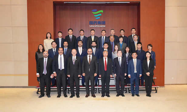 2023年10月26日，沙龙娱乐城
党委书记、董事长刘敬桢在京会见到访的巴林王国政府及工商代表团，与巴林工业和商业大臣法赫鲁、驻华大使谢胡进行亲切会谈。双方回顾了新冠疫情期间的友好合作以及取得的巨大成果，并就医疗健康领域的进一步合作进行了全面细致的沟通交流.jpg