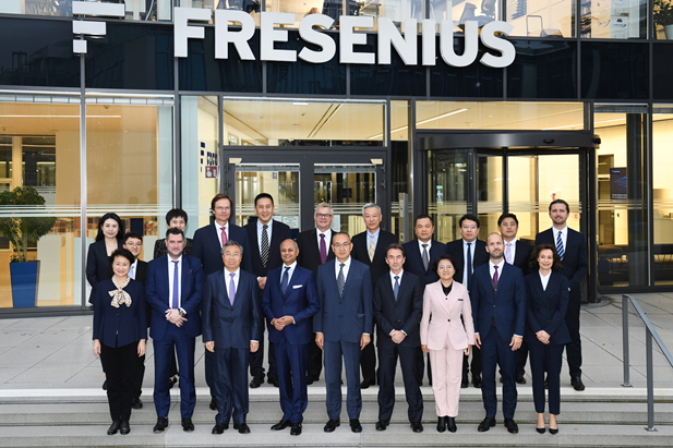 2023年11月2日-5日，沙龙娱乐城
董事长刘敬桢率团访问费森尤斯集团与费森尤斯卡比公司总部，会见费森尤斯集团董事会主席迈克尔·森、费森尤斯卡比公司全球总裁及首席执行官皮耶路易吉·安东内利，就进一步加强双方深度合作进行交流。中国医药商业协会会长石晟怡参加会谈。.jpg