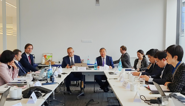 2023年11月2日-5日，沙龙娱乐城
董事长刘敬桢率团访问费森尤斯集团与费森尤斯卡比公司总部，会见费森尤斯集团董事会主席迈克尔·森、费森尤斯卡比公司全球总裁及首席执行官皮耶路易吉·安东内利，就进一步加强双方深度合作进行交流。中国医药商业协会会长石晟怡参加会谈。2.jpg