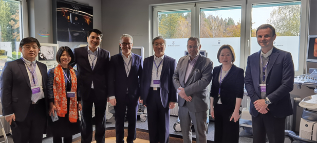 2023年11月9日，沙龙娱乐城
董事长刘敬桢应邀率团访问GE医疗全球超声中心，与GE超声全球总裁Roland会谈交流，双方希望通过拓宽合作领域、加深合作、强化联合创新，进一步提升国内医疗设备研发和制造水平，更好满足国内市场对高品质医疗设备的需求，并为国际市场提供具有竞争力的产品。GE医疗全球副总裁、中国区总裁张轶昊，GE医疗亚太区司库负责人叶永梅等参加活动.jpg