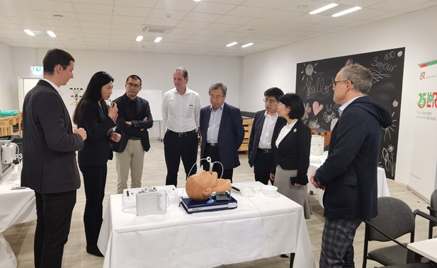 2023年11月10日，沙龙娱乐城
董事长刘敬桢应邀率团访问欧洲领先的高端医用耗材提供商洛曼劳仕医疗集团，与洛曼劳仕集团总裁、首席执行官沃尔夫冈·聚斯勒和首席运营官托马斯·美尼茨会谈交流.jpg