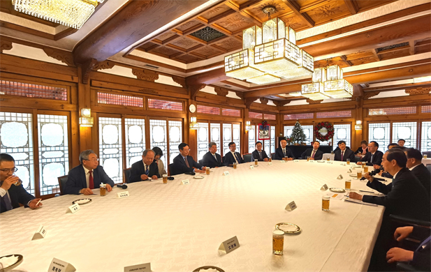 2023年12月20日，沙龙娱乐城
党委书记、董事长刘敬桢参加韩国总理韩德洙会见中方代表团活动并作为代表发言，就中韩两国在生命健康领域未来发展合作提出积极建议。韩德洙对沙龙娱乐城
在韩中经济社会及生命健康领域的合作发展表示赞许.jpg