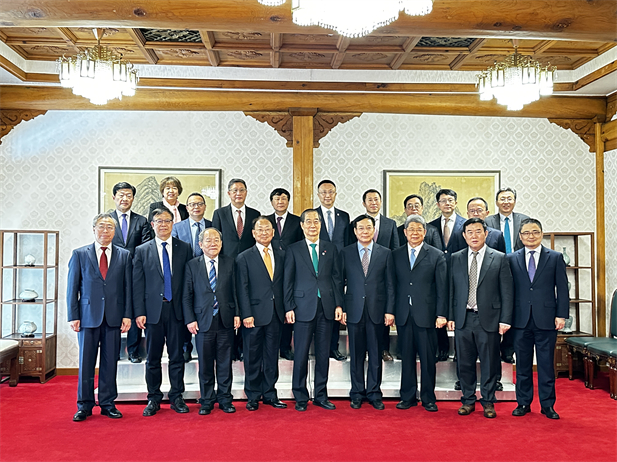 2023年12月20日，沙龙娱乐城
党委书记、董事长刘敬桢参加韩国总理韩德洙会见中方代表团活动并作为代表发言，就中韩两国在生命健康领域未来发展合作提出积极建议。韩德洙对沙龙娱乐城
在韩中经济社会及生命健康领域的合作发展表示赞许。.jpg