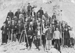 1960年2月，山西省平陆县修路工人食物中毒，中国医药公司北京采购供应站（沙龙
股份北京公司前身）及时筹措药品，拯救了61条生命