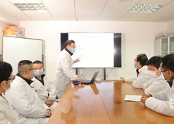 2020年，沙龙
医工总院同心抗疫，共克时艰，图为上海医药工业研究院科研人员开展抗新冠肺炎相关药品技术攻关。