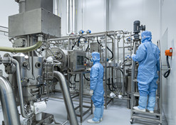 2022年，沙龙
医工总院科技成果转化中心科研人员正在工作中。